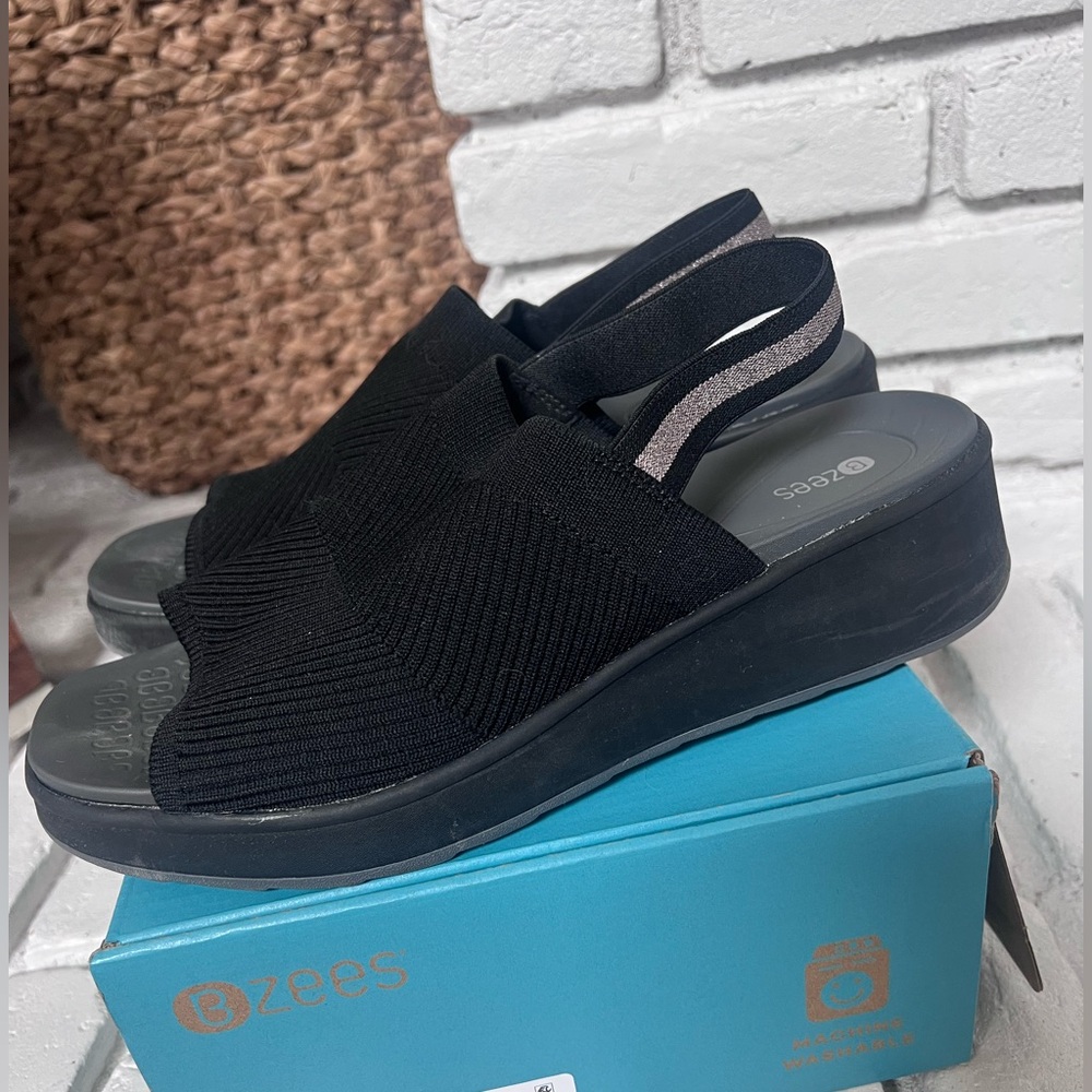 Bzees Women's Black Elastic Sandals